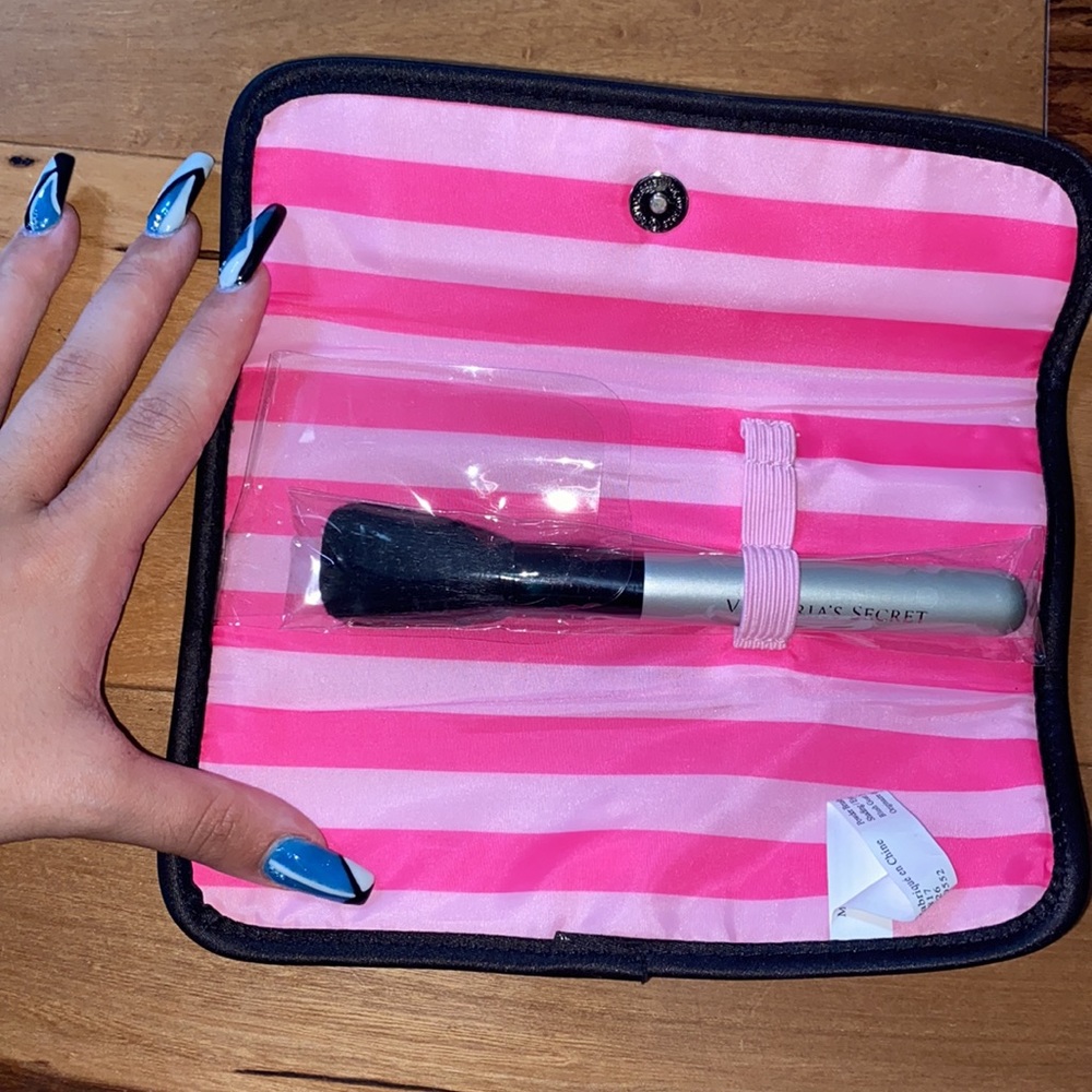 NWOT~VICTORIAS SECRET MAKEUP BRUSH HOLDER+ 1 BRUSH - Picture 2 of 3